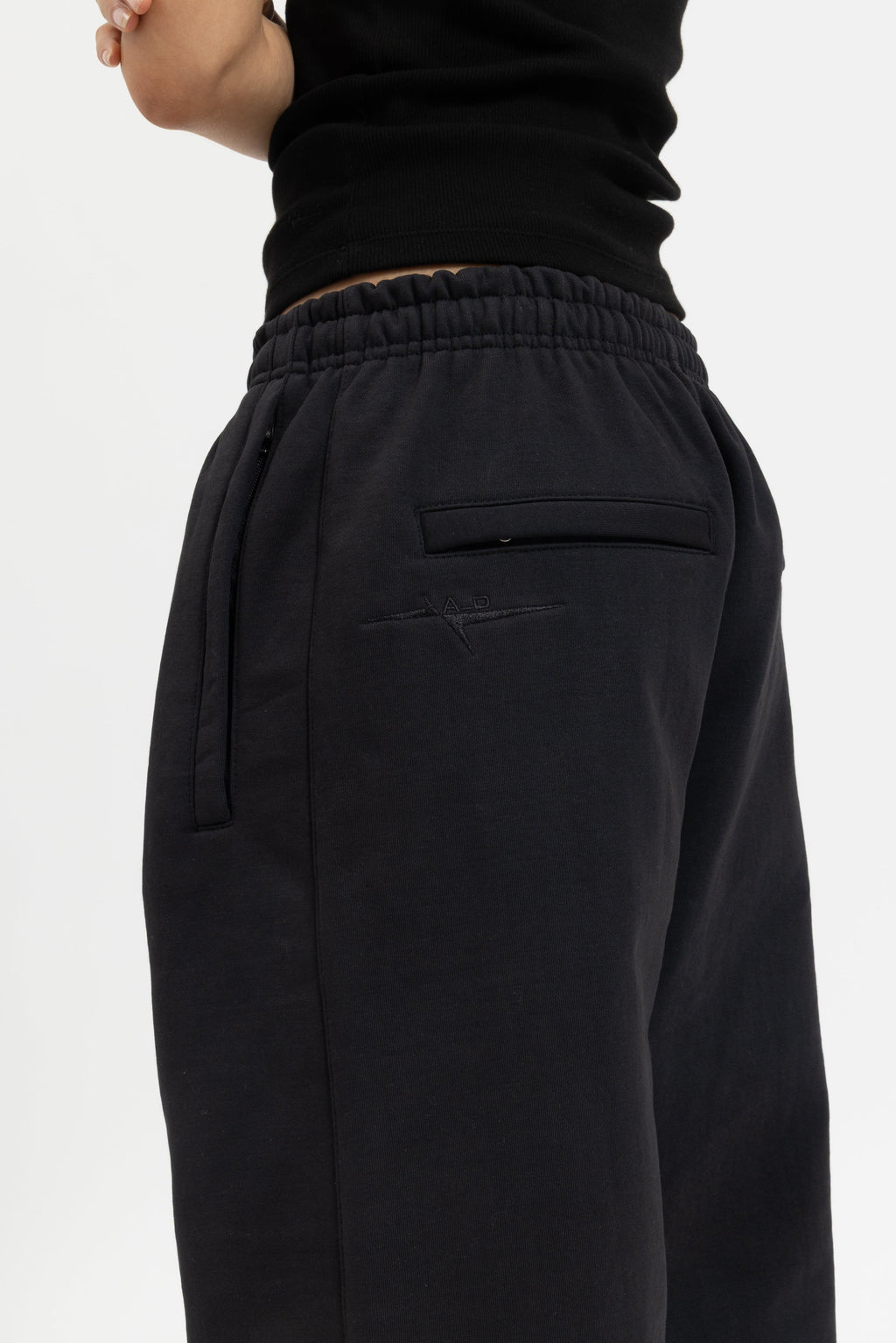 SIGNATURE UNCUFFED JOGGERS - BLACK